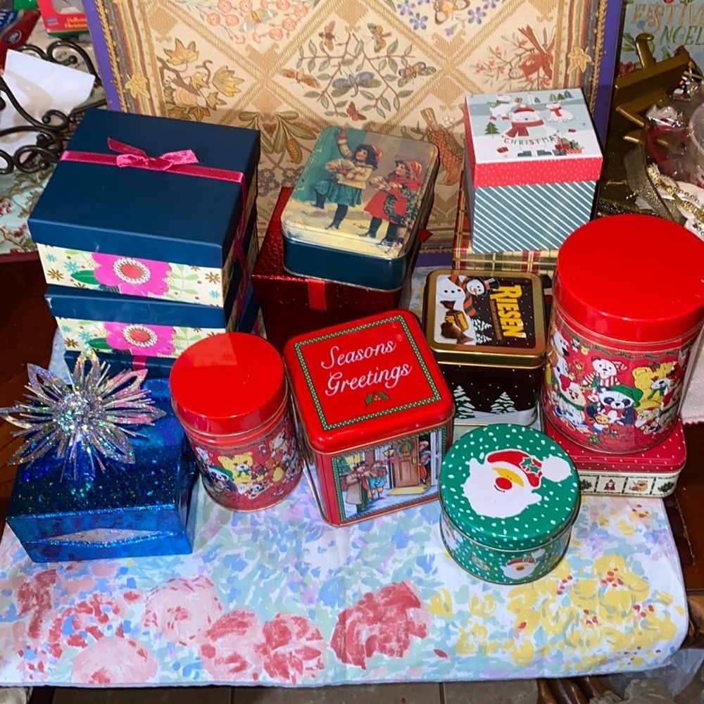 Bundle of 14 Christmas gift boxes 7 gift boxes and 7 tin boxes - Picture 1 of 12